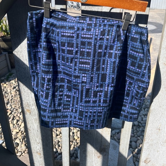 Size 5/6 Express mini skirt‎ purple/blue patterned - Picture 2 of 4